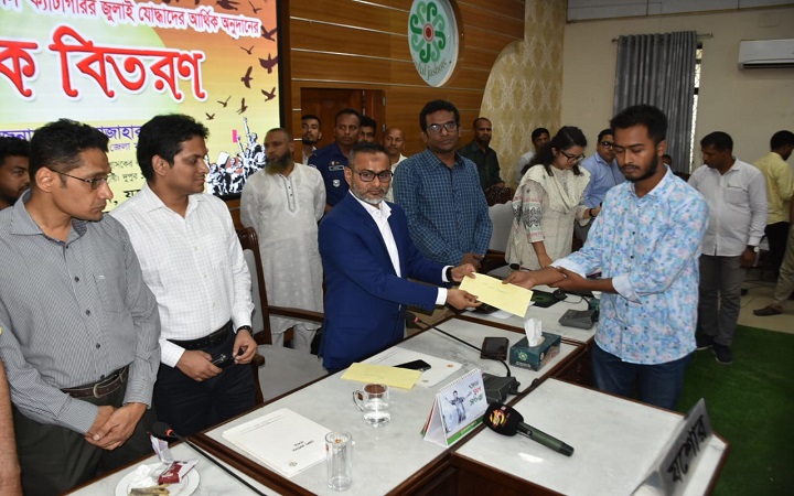 জুলাই গণঅভ্যুত্থানে যশোরে আহতদের অনুদানের চেক বিতরণ